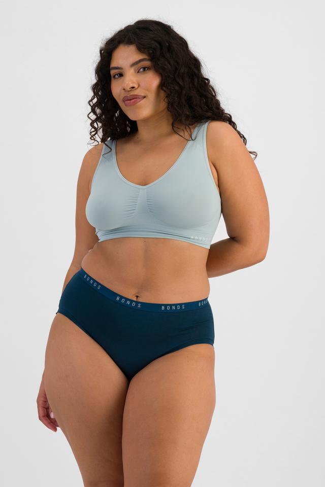 Laura (She/Her) wears size 14 and is 165cm tall with 94cm chest and 76cm waist
