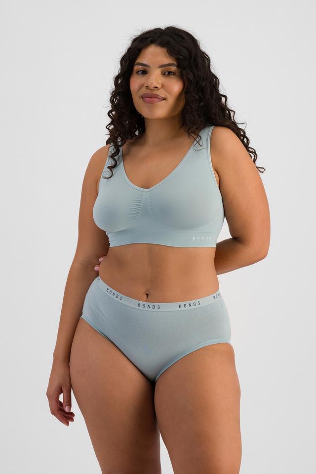 Laura (She/Her) wears size 14 and is 165cm tall with 94cm chest and 76cm waist