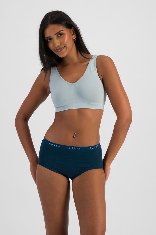 NAYA (She/Her) wears size 10 and is 174cm tall with 80cm chest and 63cm waist
