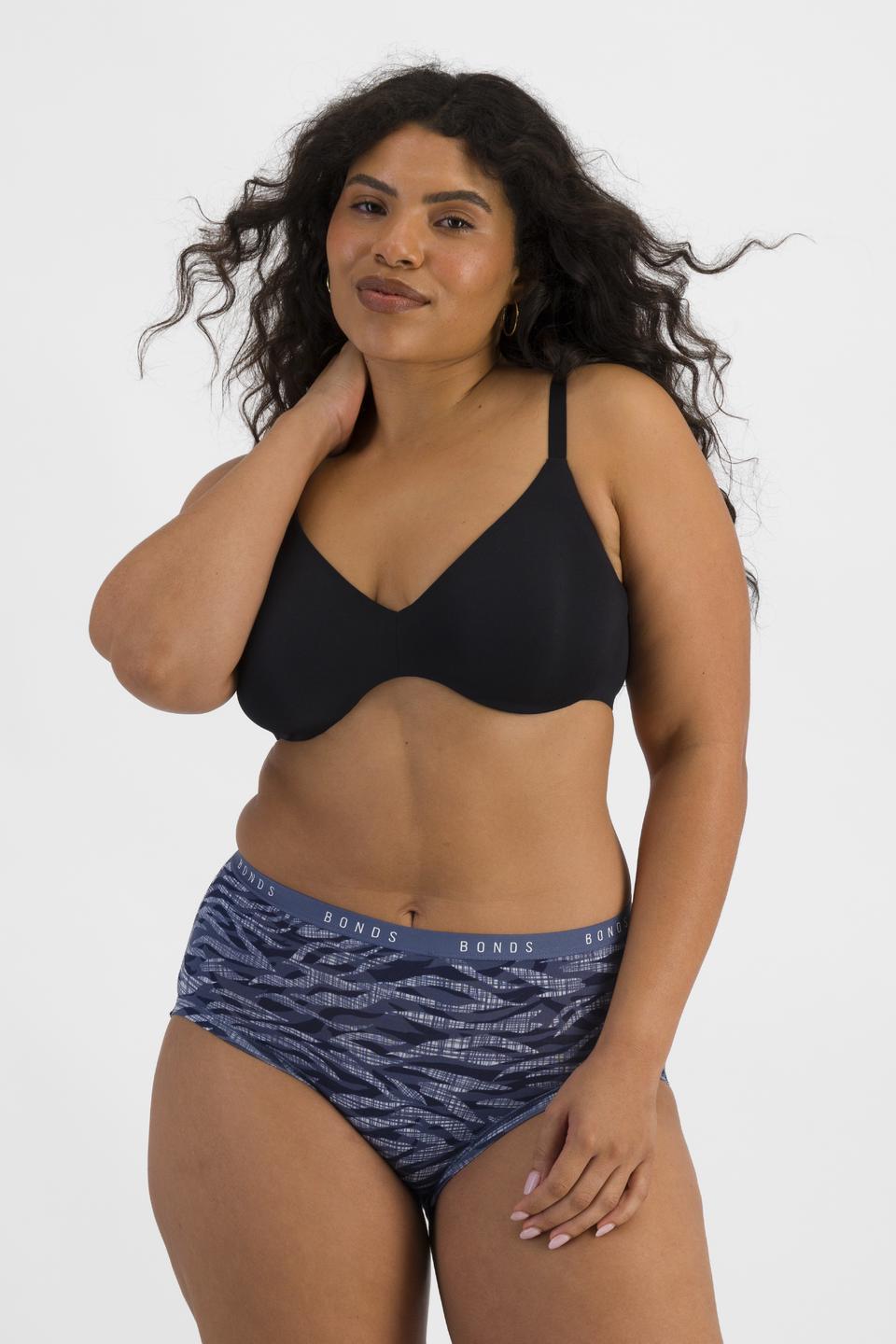 Laura (She/Her) wears size 14 and is 165cm tall with 94cm chest and 76cm waist