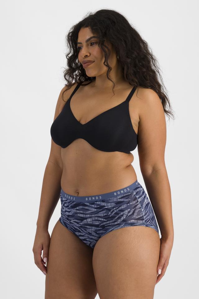 Laura (She/Her) wears size 14 and is 165cm tall with 94cm chest and 76cm waist