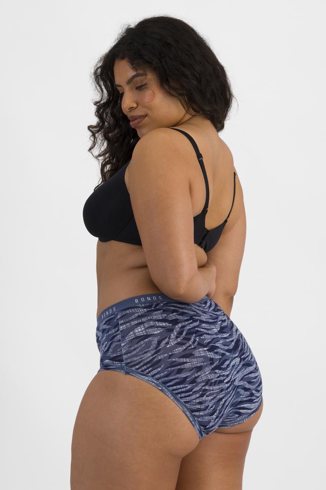 Laura (She/Her) wears size 14 and is 165cm tall with 94cm chest and 76cm waist