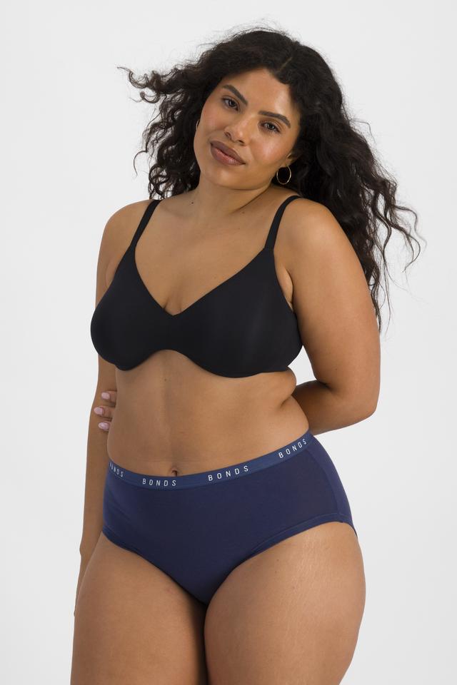 Laura (She/Her) wears size 14 and is 165cm tall with 94cm chest and 76cm waist