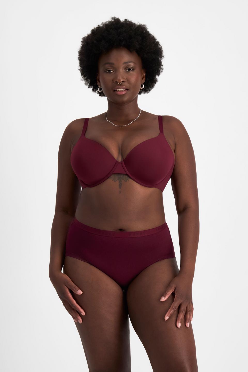 Nelly (She/Her) wears size 14 and is 173.73cm tall with 102cm chest and 84cm waist