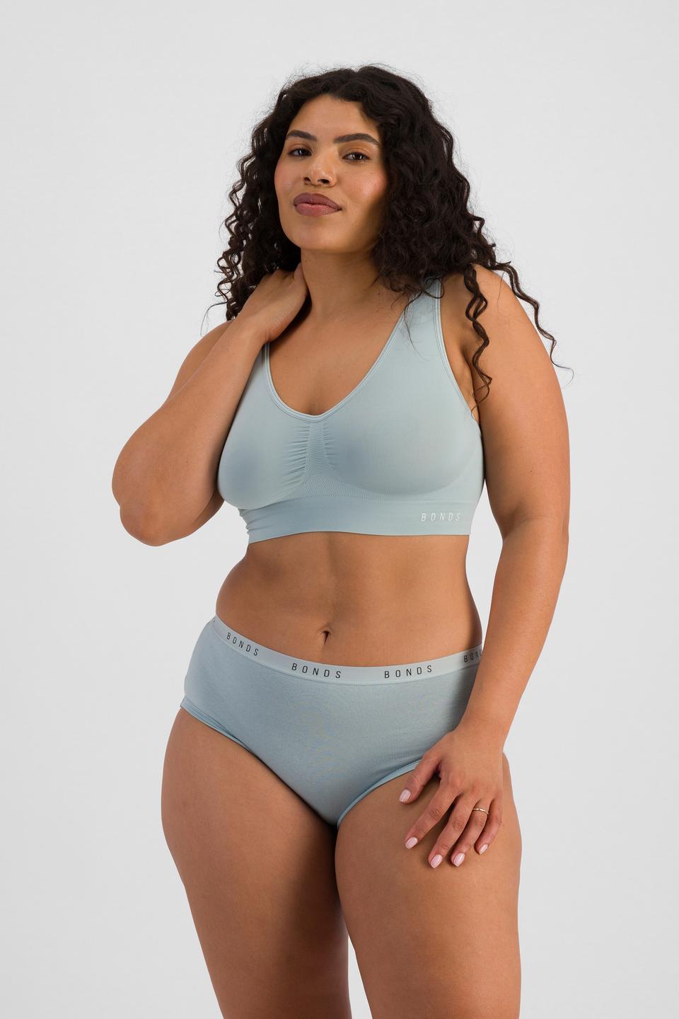 Laura (She/Her) wears size 14 and is 165cm tall with 94cm chest and 76cm waist