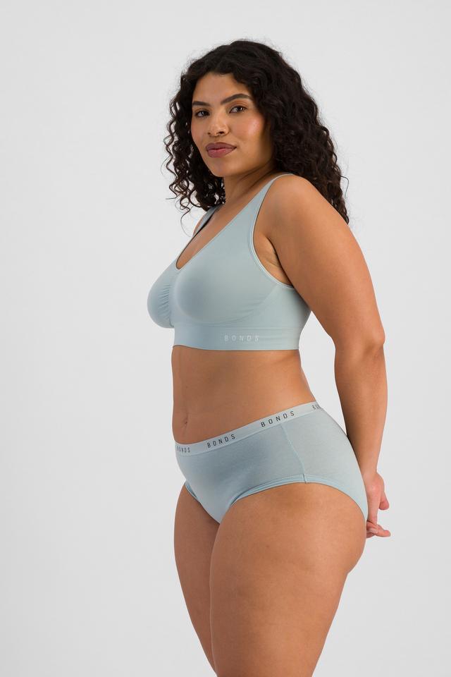 Laura (She/Her) wears size 14 and is 165cm tall with 94cm chest and 76cm waist