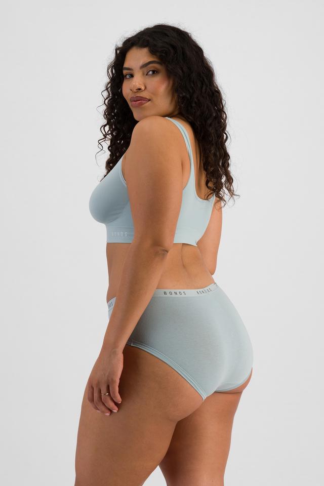Laura (She/Her) wears size 14 and is 165cm tall with 94cm chest and 76cm waist