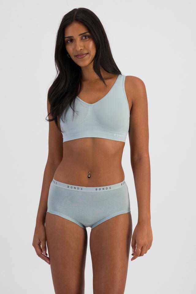 NAYA (She/Her) wears size 10 and is 174cm tall with 80cm chest and 63cm waist