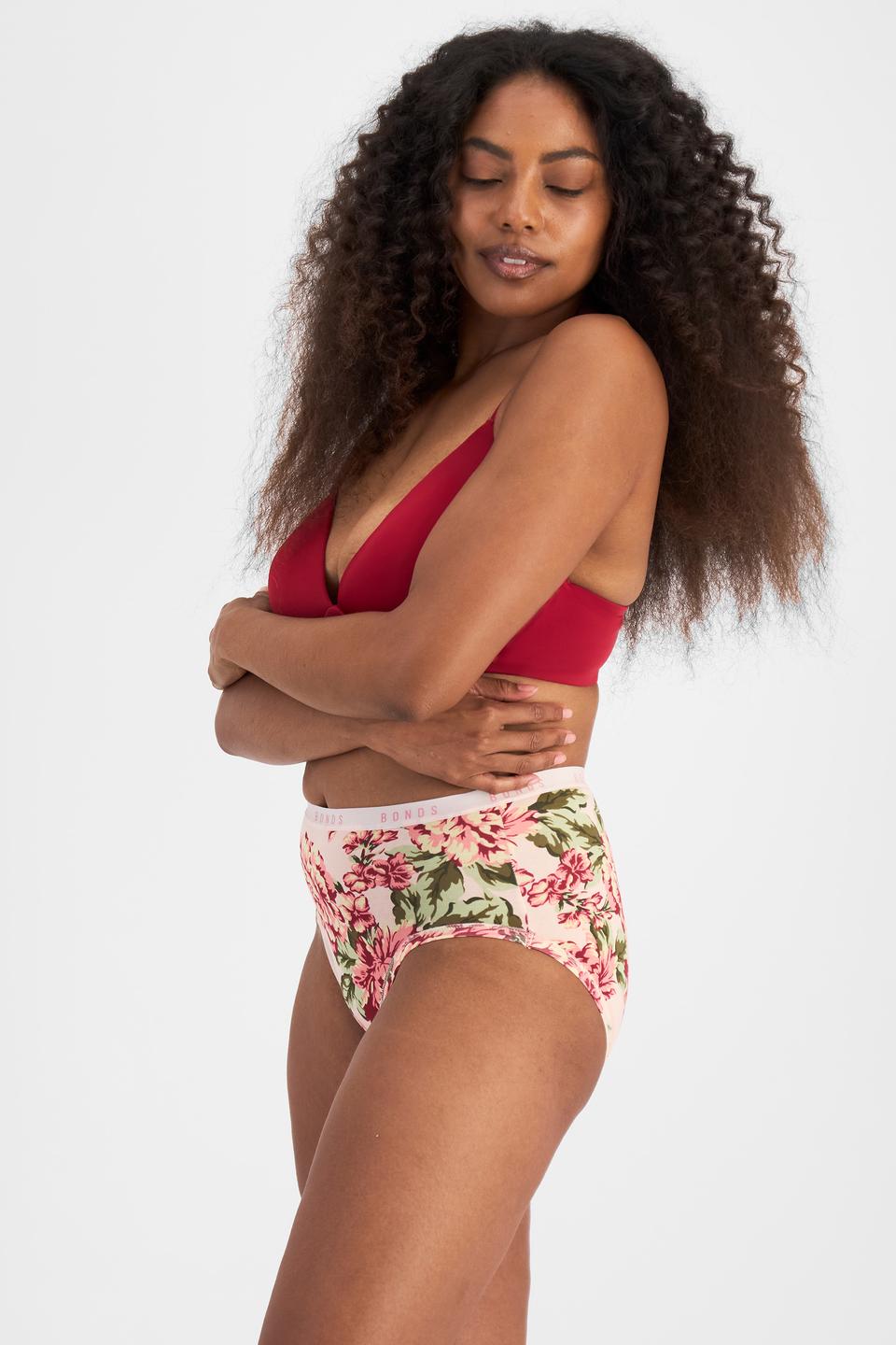 Cassaera (She/Her) wears size 14 and is 180cm tall with 107cm chest and 82cm waist