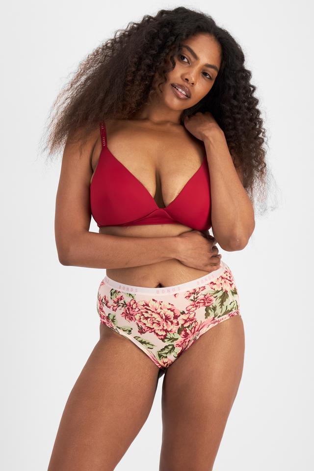 Cassaera (She/Her) wears size 14 and is 180cm tall with 107cm chest and 82cm waist