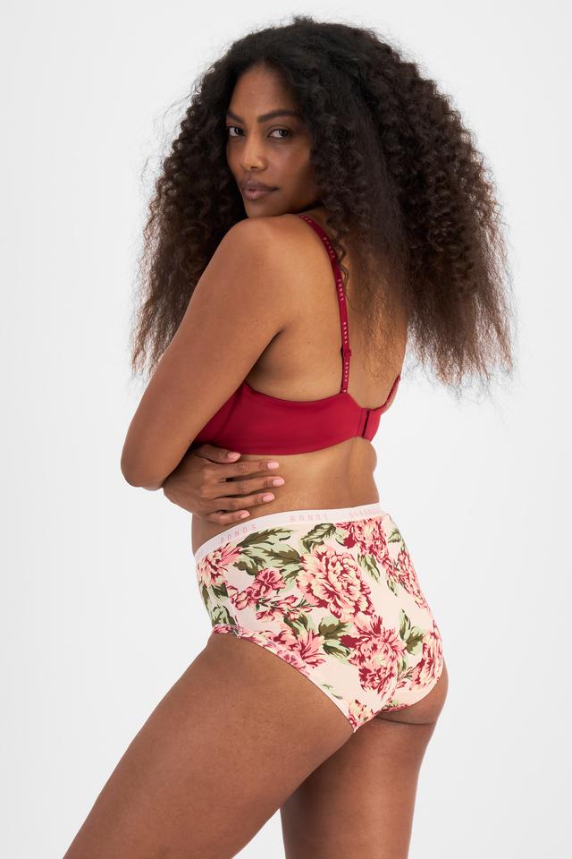 Cassaera (She/Her) wears size 14 and is 180cm tall with 107cm chest and 82cm waist