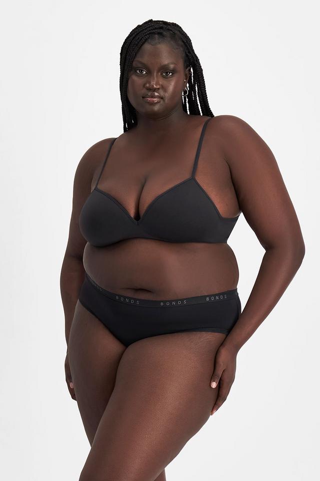 Nyapal (She/Her) wears size 18 and is 182cm tall with 121cm chest and 111cm waist