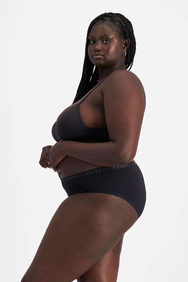 Nyapal (She/Her) wears size 18 and is 182cm tall with 121cm chest and 111cm waist