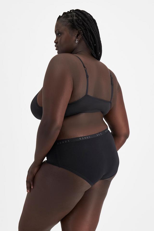 Nyapal (She/Her) wears size 18 and is 182cm tall with 121cm chest and 111cm waist