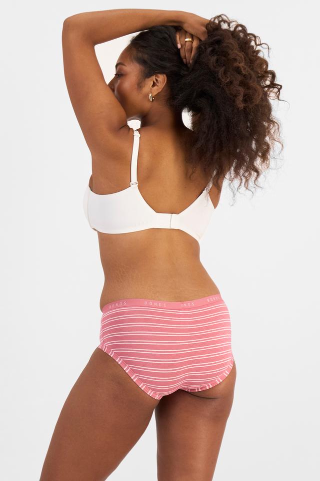 Cassaera (She/Her) wears size 14 and is 180cm tall with 107cm chest and 82cm waist