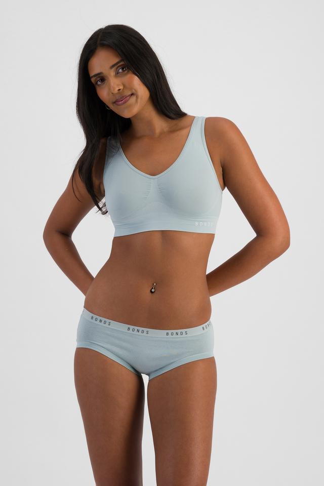 NAYA (She/Her) wears size 10 and is 174cm tall with 80cm chest and 63cm waist
