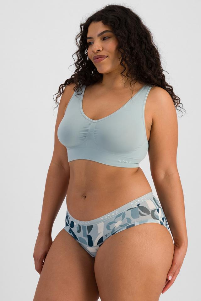 Laura (She/Her) wears size 14 and is 165cm tall with 94cm chest and 76cm waist