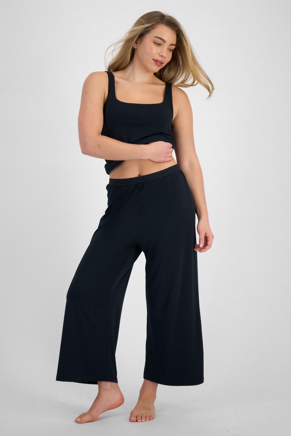 Sienna (She/Her) wears size S and is 164cm tall with cm chest and 71cm waist