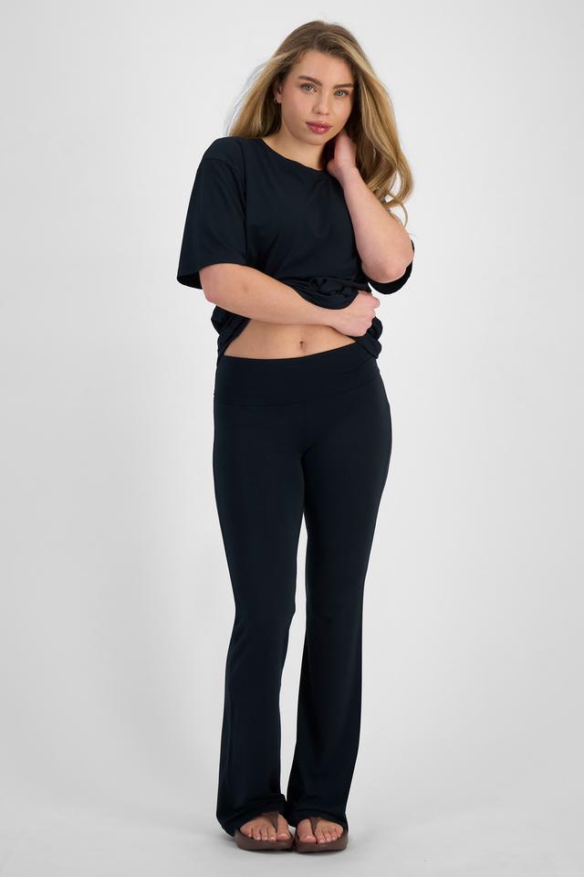 Sienna (She/Her) wears size S and is 164cm tall with cm chest and 71cm waist
