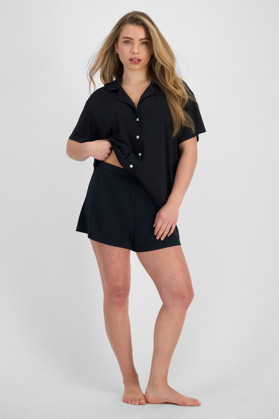 Sienna (She/Her) wears size S and is 164cm tall with cm chest and 71cm waist