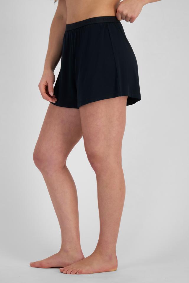 Sienna (She/Her) wears size S and is 164cm tall with cm chest and 71cm waist