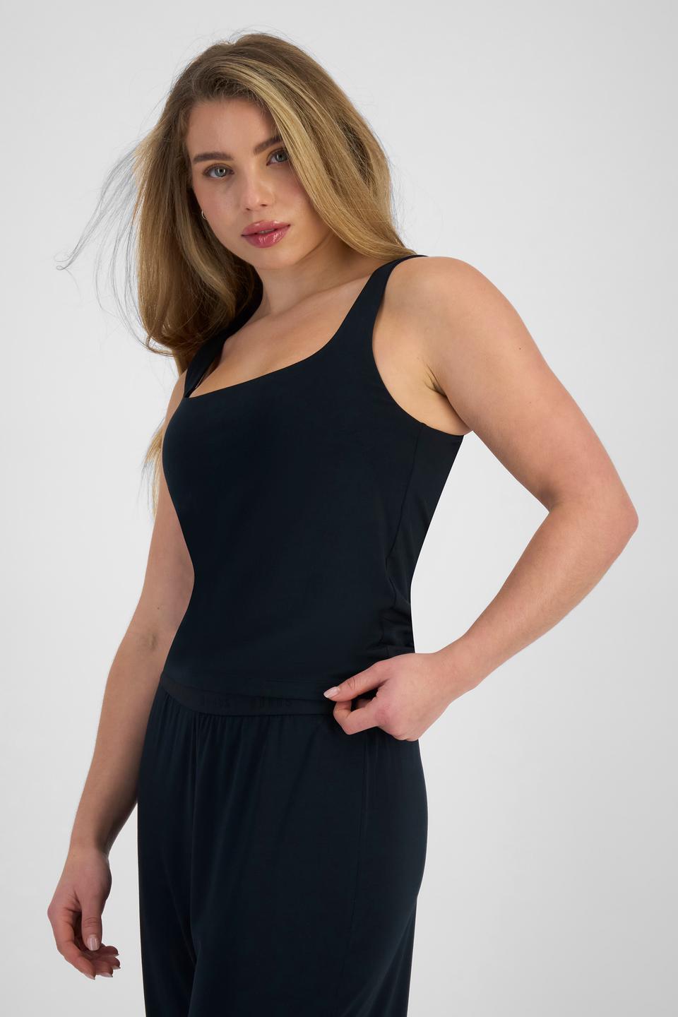 Sienna (She/Her) wears size S and is 164cm tall with cm chest and 71cm waist