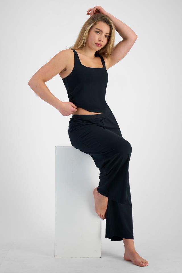 Sienna (She/Her) wears size S and is 164cm tall with cm chest and 71cm waist