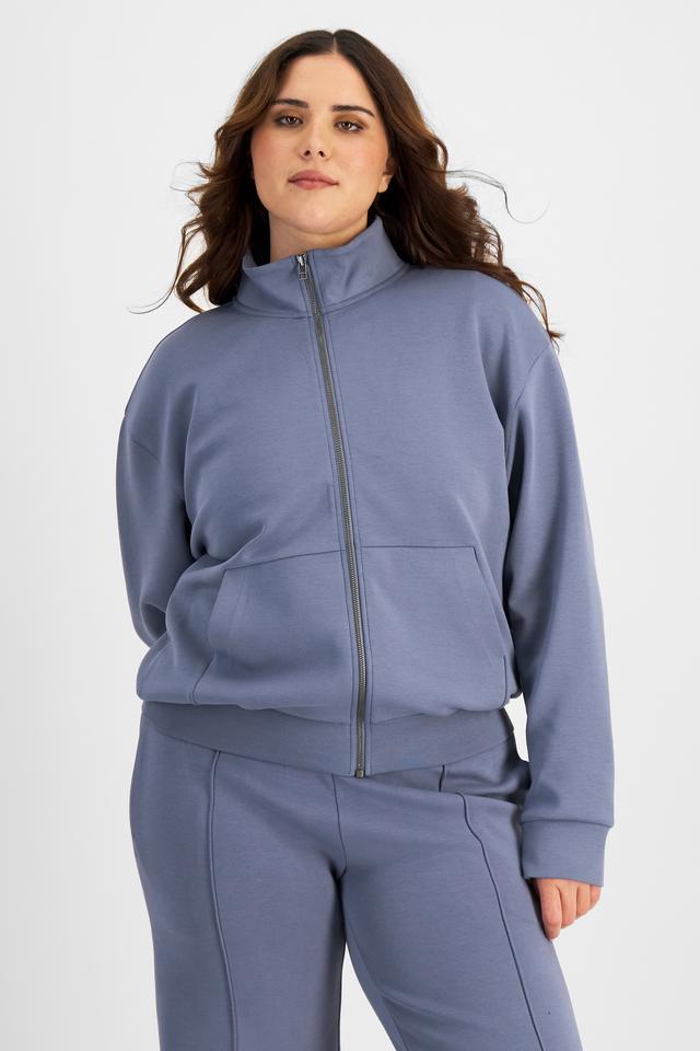 Bella (She/Her) wears size L and is 173cm tall with 95cm chest and 77cm waist