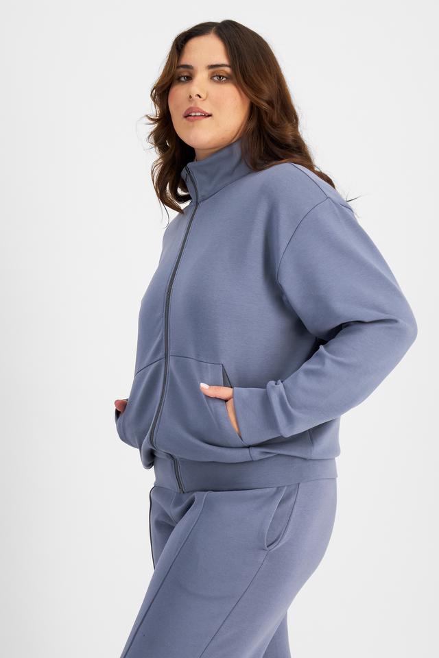 Bella (She/Her) wears size L and is 173cm tall with 95cm chest and 77cm waist
