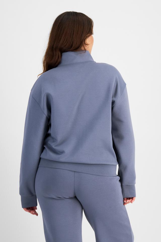 Bella (She/Her) wears size L and is 173cm tall with 95cm chest and 77cm waist