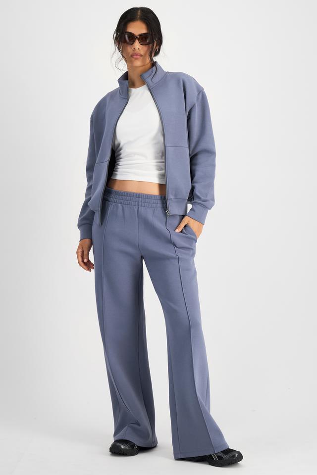 Tiana (She/Her) wears size S and is 176cm tall