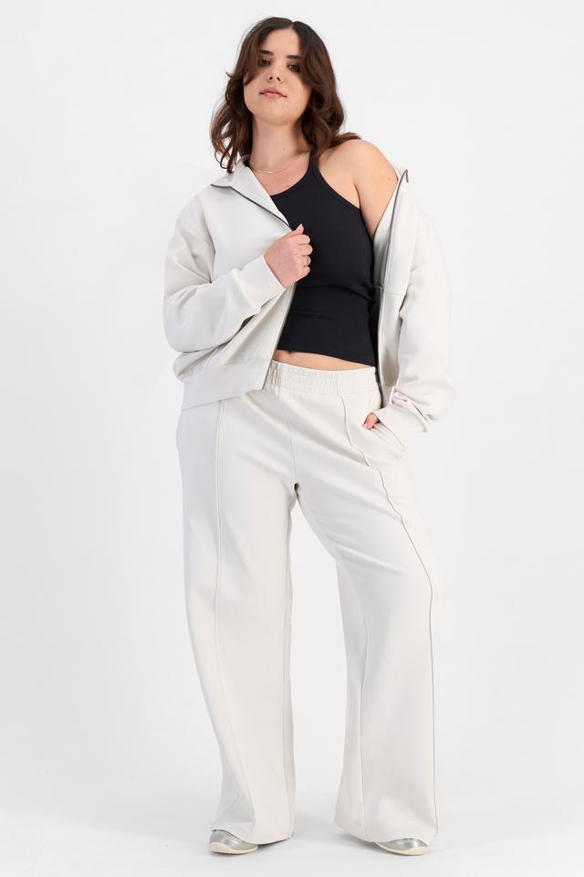 Bella (She/Her) wears size L and is 173cm tall with 95cm chest and 77cm waist