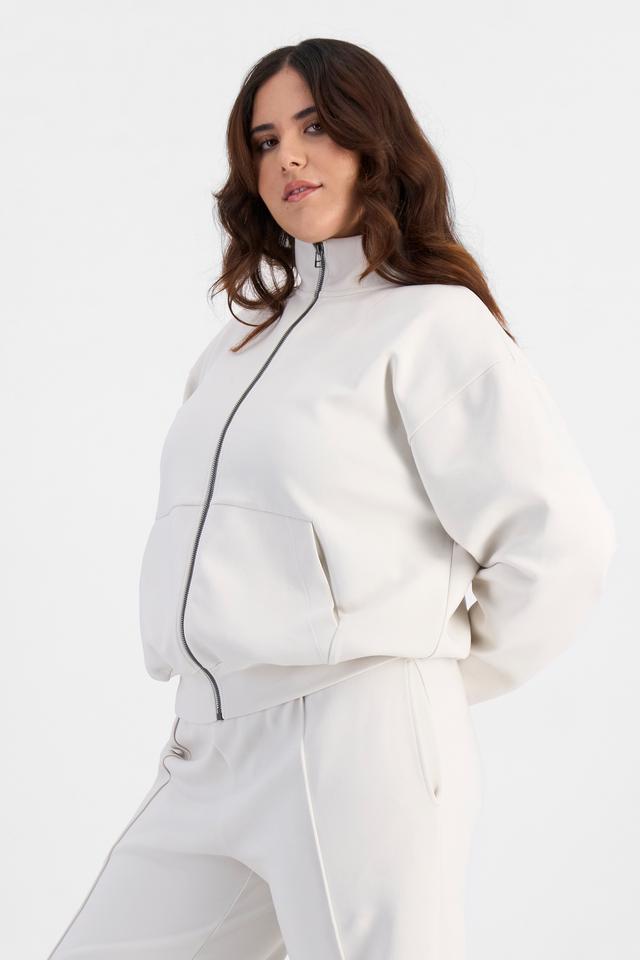 Bella (She/Her) wears size L and is 173cm tall with 95cm chest and 77cm waist