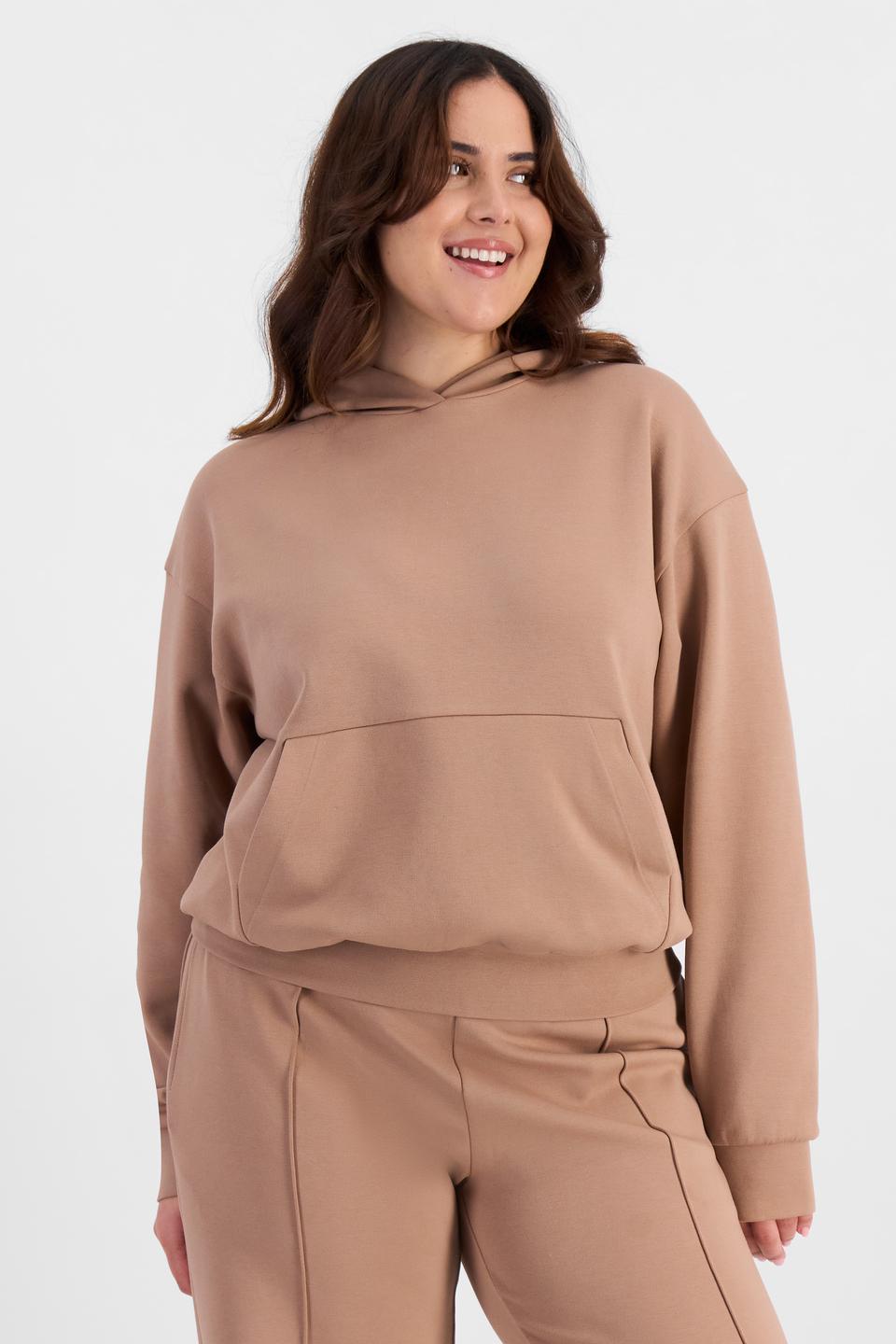 Bella (She/Her) wears size L and is 173cm tall with 95cm chest and 77cm waist