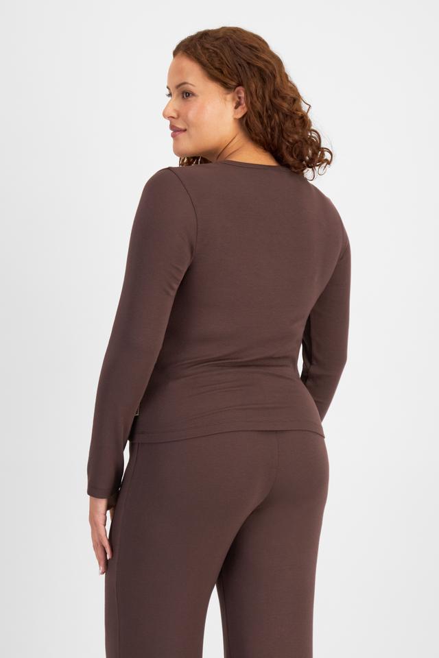 Cameron (She/Her) wears size L and is 179cm tall with 91cm chest and 74cm waist