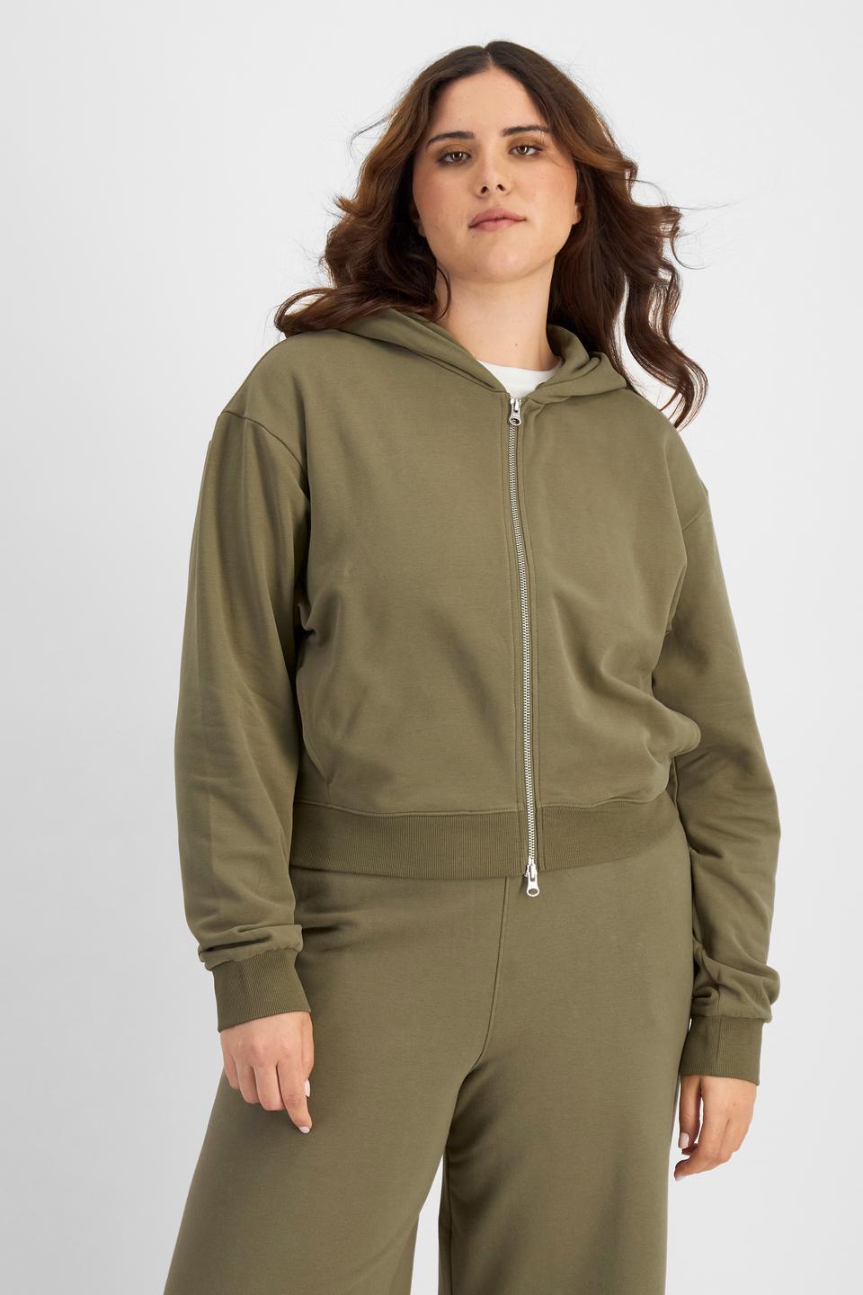 Bella (She/Her) wears size L and is 173cm tall with 95cm chest and 77cm waist