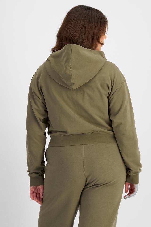 Bella (She/Her) wears size L and is 173cm tall with 95cm chest and 77cm waist