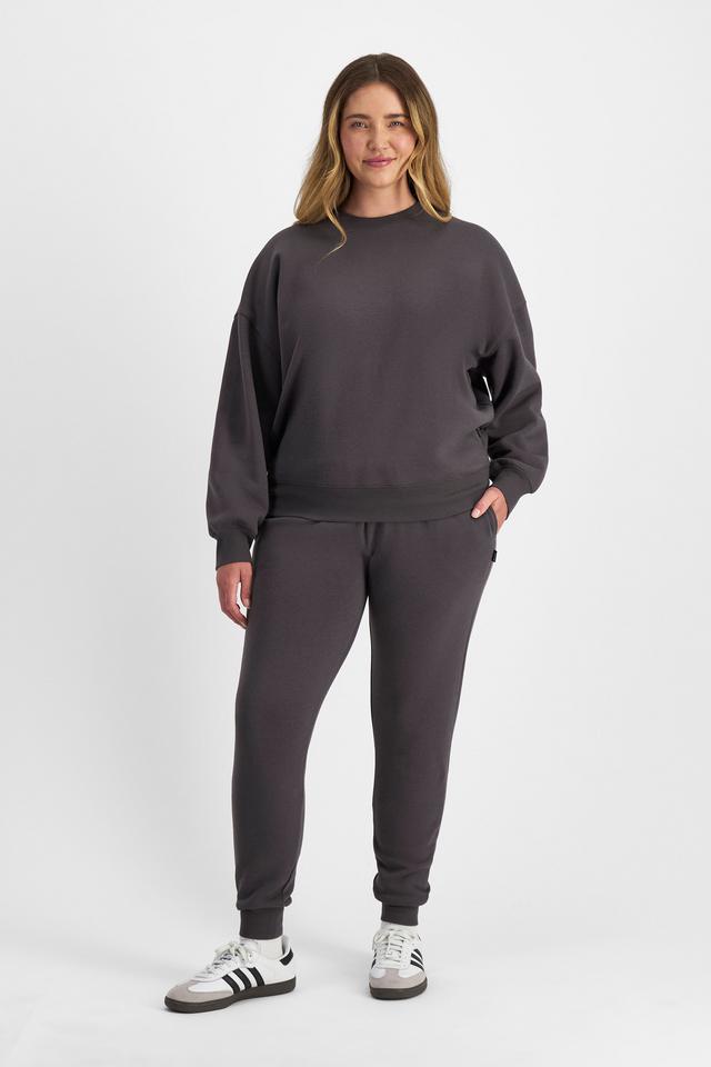 Chanel (She/Her) wears size L and is 176cm tall with 104cm chest and 89cm waist