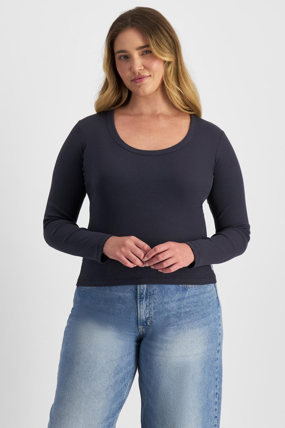 Chanel (She/Her) wears size L and is 176cm tall with 104cm chest and 89cm waist