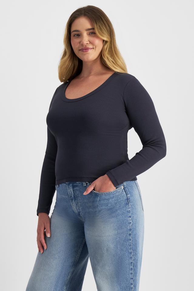 Chanel (She/Her) wears size L and is 176cm tall with 104cm chest and 89cm waist