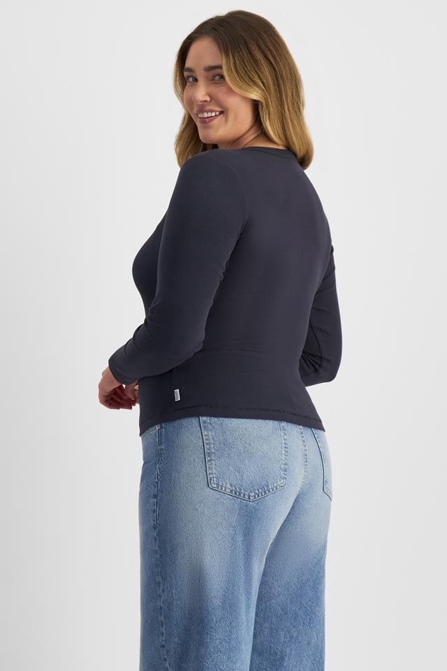 Chanel (She/Her) wears size L and is 176cm tall with 104cm chest and 89cm waist
