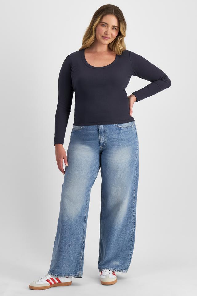 Chanel (She/Her) wears size L and is 176cm tall with 104cm chest and 89cm waist