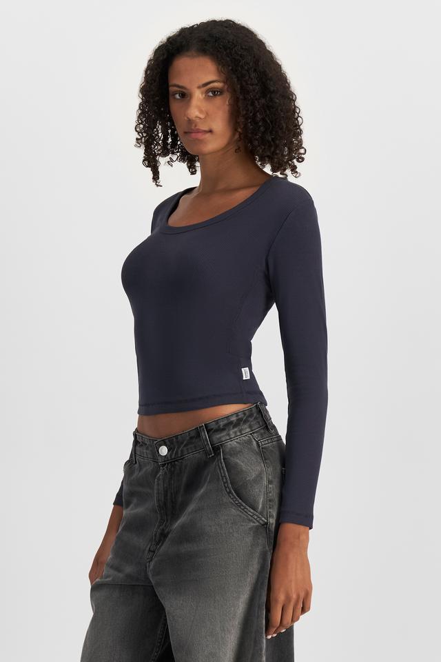 Norway (She/Her) wears size S and is 178cm tall with 82cm chest and 69cm waist
