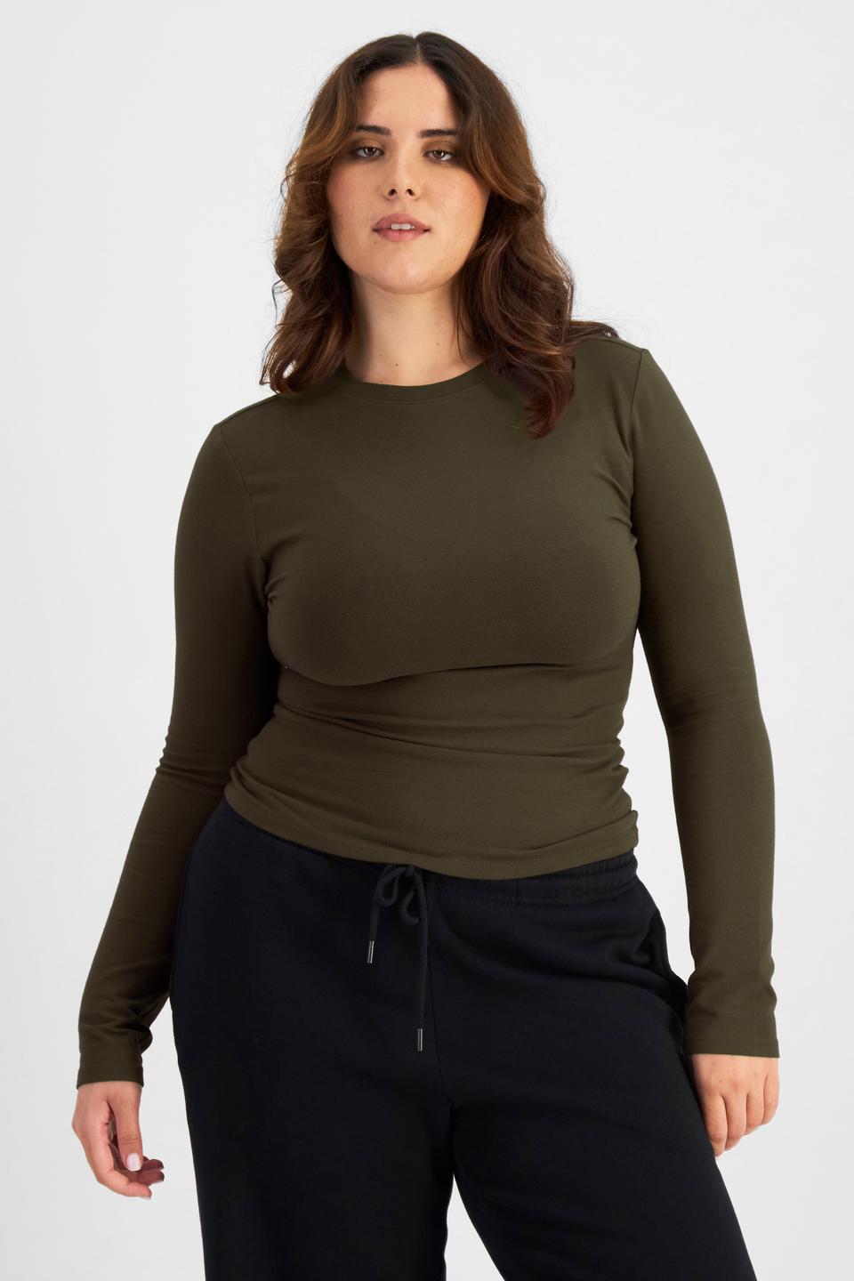 Bella (She/Her) wears size L and is 173cm tall with 95cm chest and 77cm waist