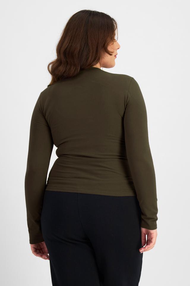 Bella (She/Her) wears size L and is 173cm tall with 95cm chest and 77cm waist