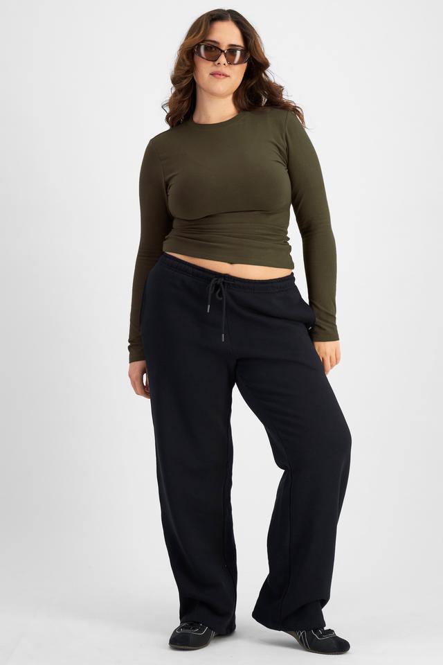 Bella (She/Her) wears size L and is 173cm tall with 95cm chest and 77cm waist