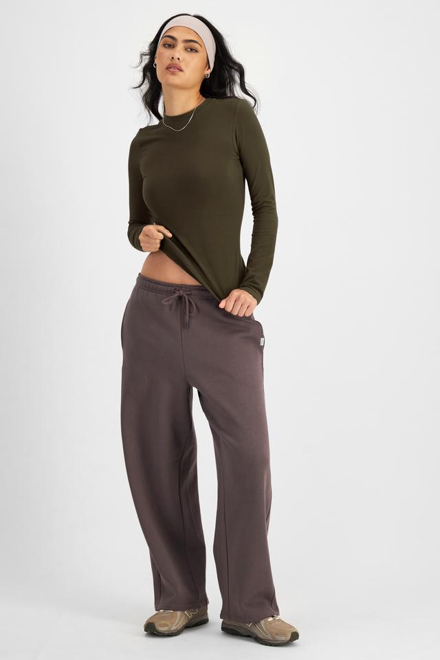 Tiana (She/Her) wears size S and is 176cm tall