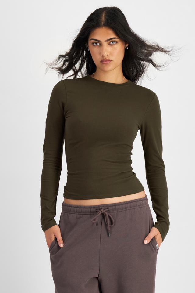 Tiana (She/Her) wears size S and is 176cm tall