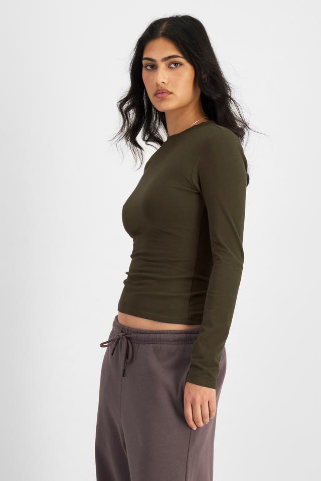 Tiana (She/Her) wears size S and is 176cm tall