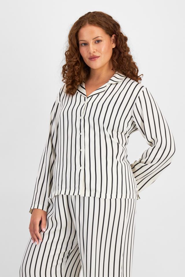 Cameron (She/Her) wears size L and is 179cm tall with 91cm chest and 74cm waist
